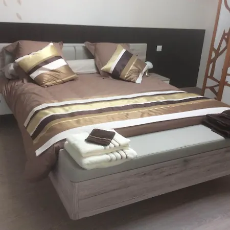 Le Grillage A Poules 沙托贝尔纳尔