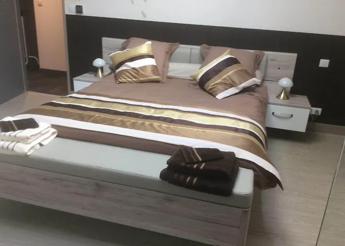 Le Grillage A Poules Couette-café *